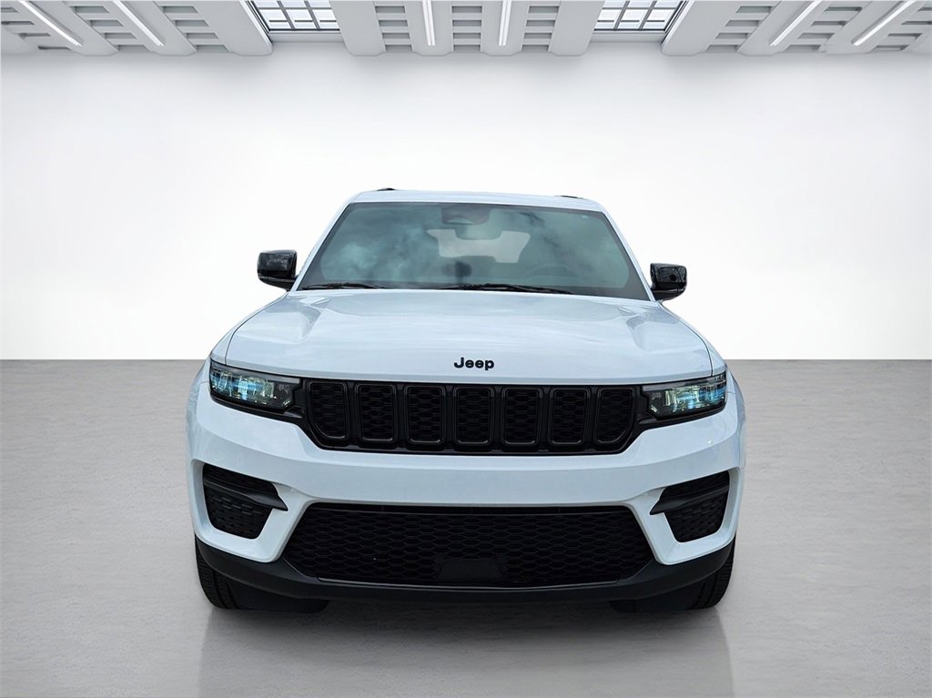 Used 2024 Jeep Grand Cherokee Altitude image 3