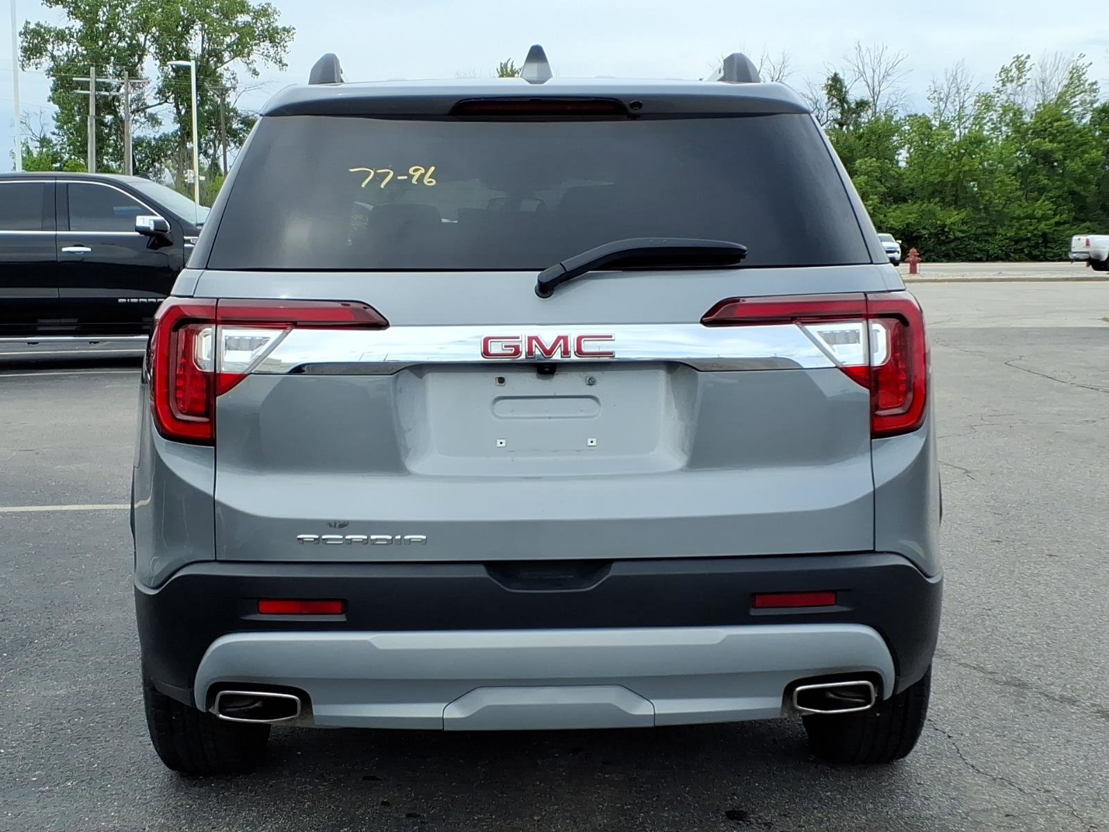 Used 2023 GMC Acadia SLT w/ LPO, Floor Liner Package FWD image 31