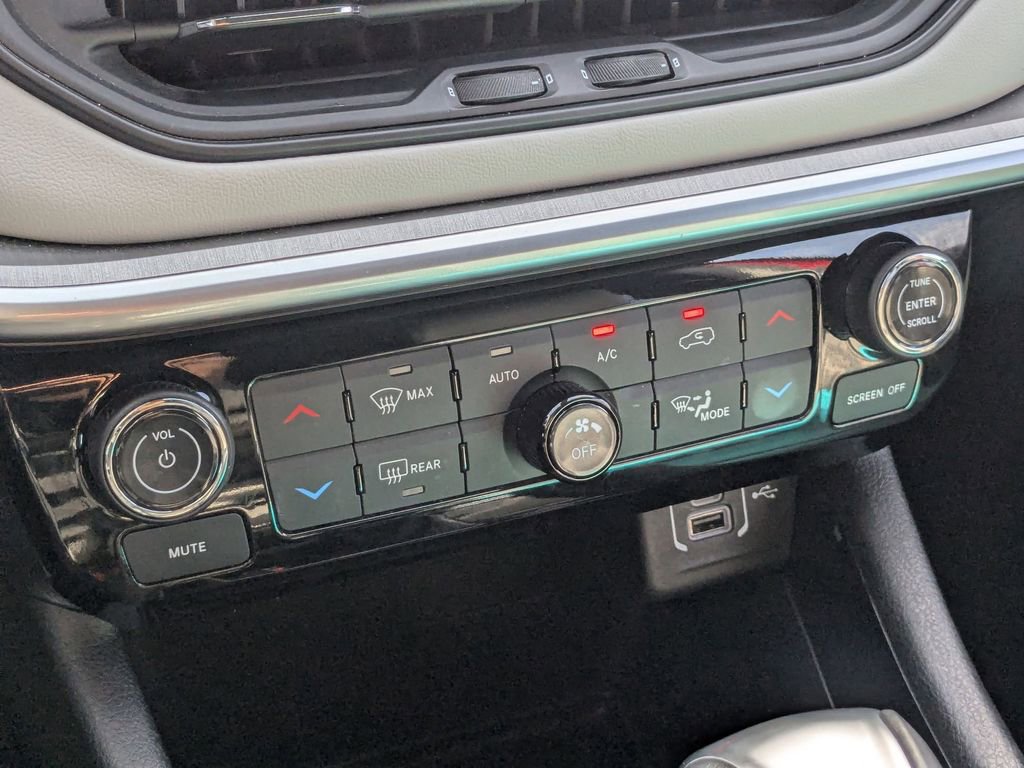 Used 2025 Jeep Compass Limited image 22