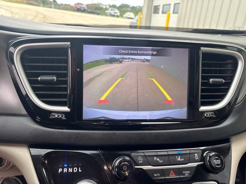 Used 2021 Chrysler Pacifica Touring-L FWD image 30