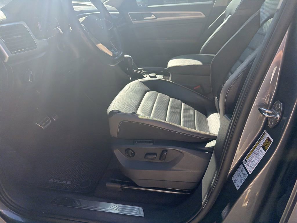 Used 2021 Volkswagen Atlas SEL Premium image 2