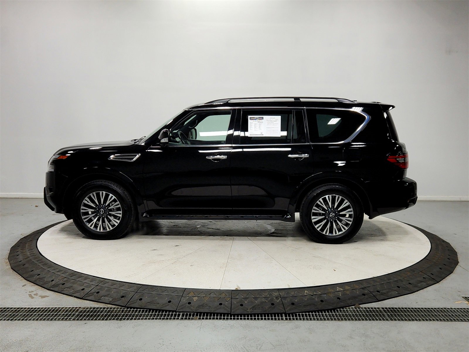 Used 2023 Nissan Armada SL w/ Midnight Edition Package image 4