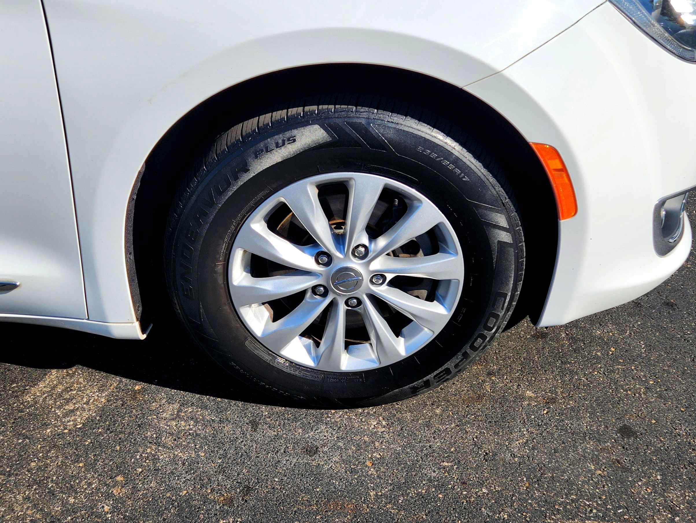 Used 2018 Chrysler Pacifica Touring-L image 10