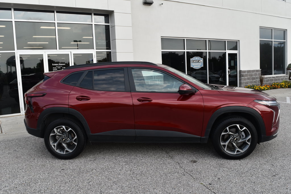 Used 2025 Chevrolet Trax LT FWD image 2