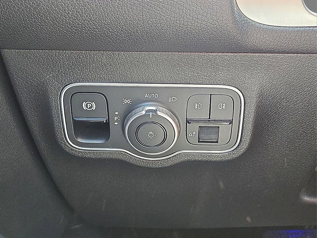 Used 2025 Mercedes-Benz GLB 250 4MATIC image 25
