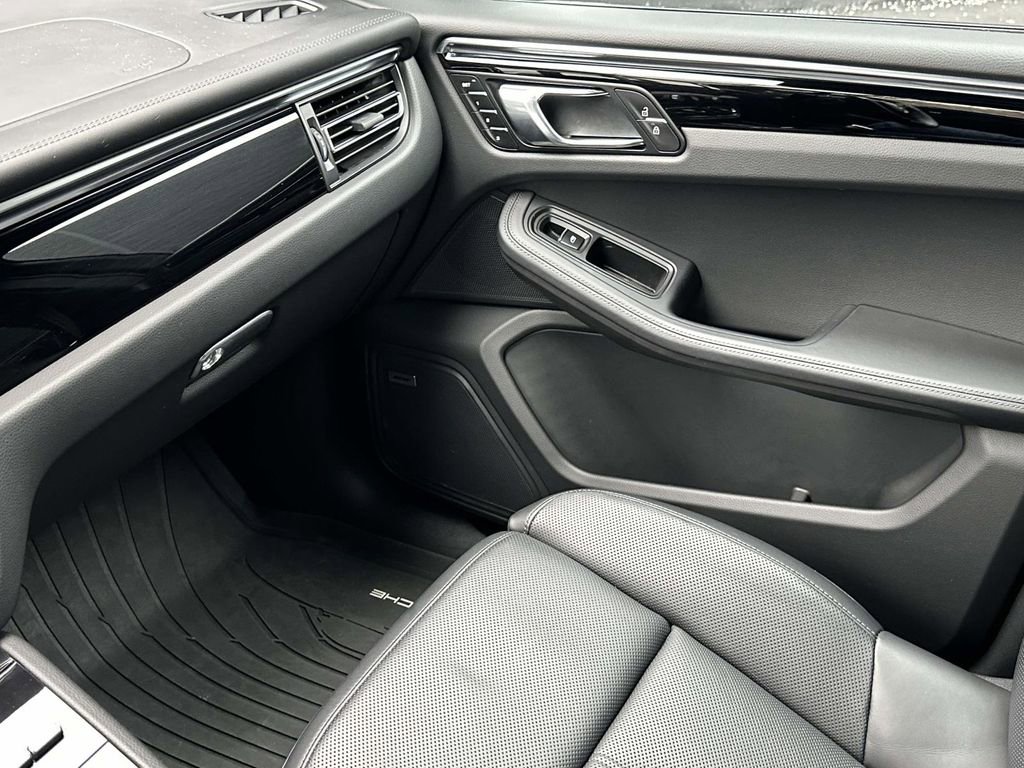 Certified 2025 Porsche Macan Turbo image 29