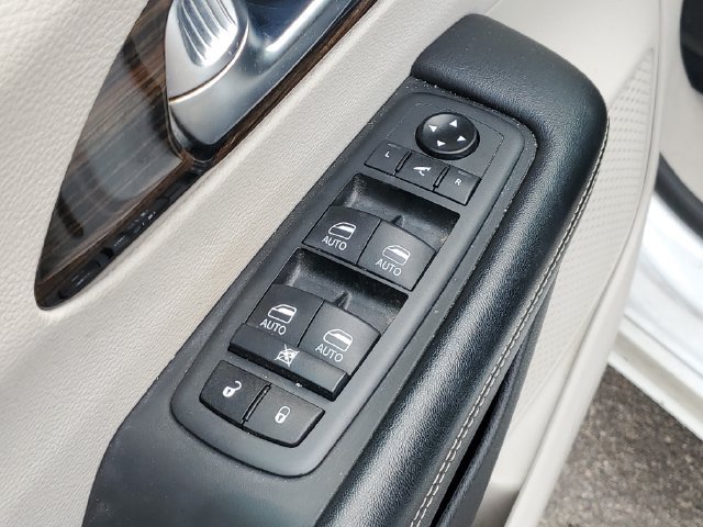 Used 2021 Chrysler Pacifica Limited w/ Uconnect Theater Family Group FWD image 11