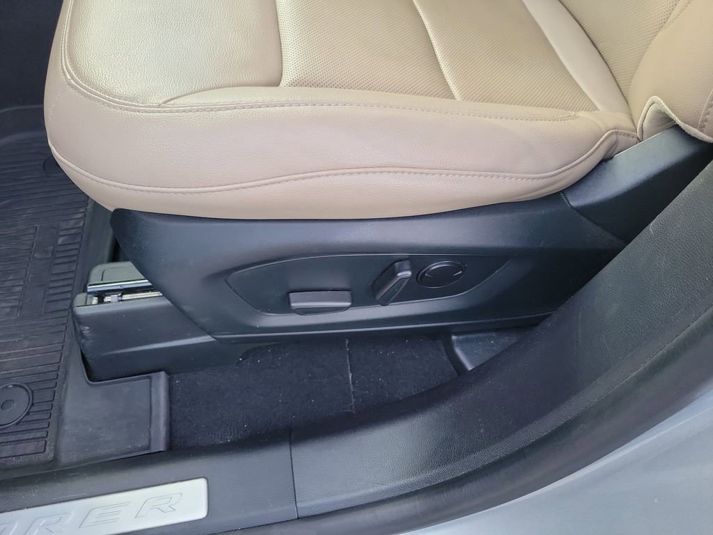 Used 2022 Ford Explorer Limited w/ Equipment Group 301A RWD image 17