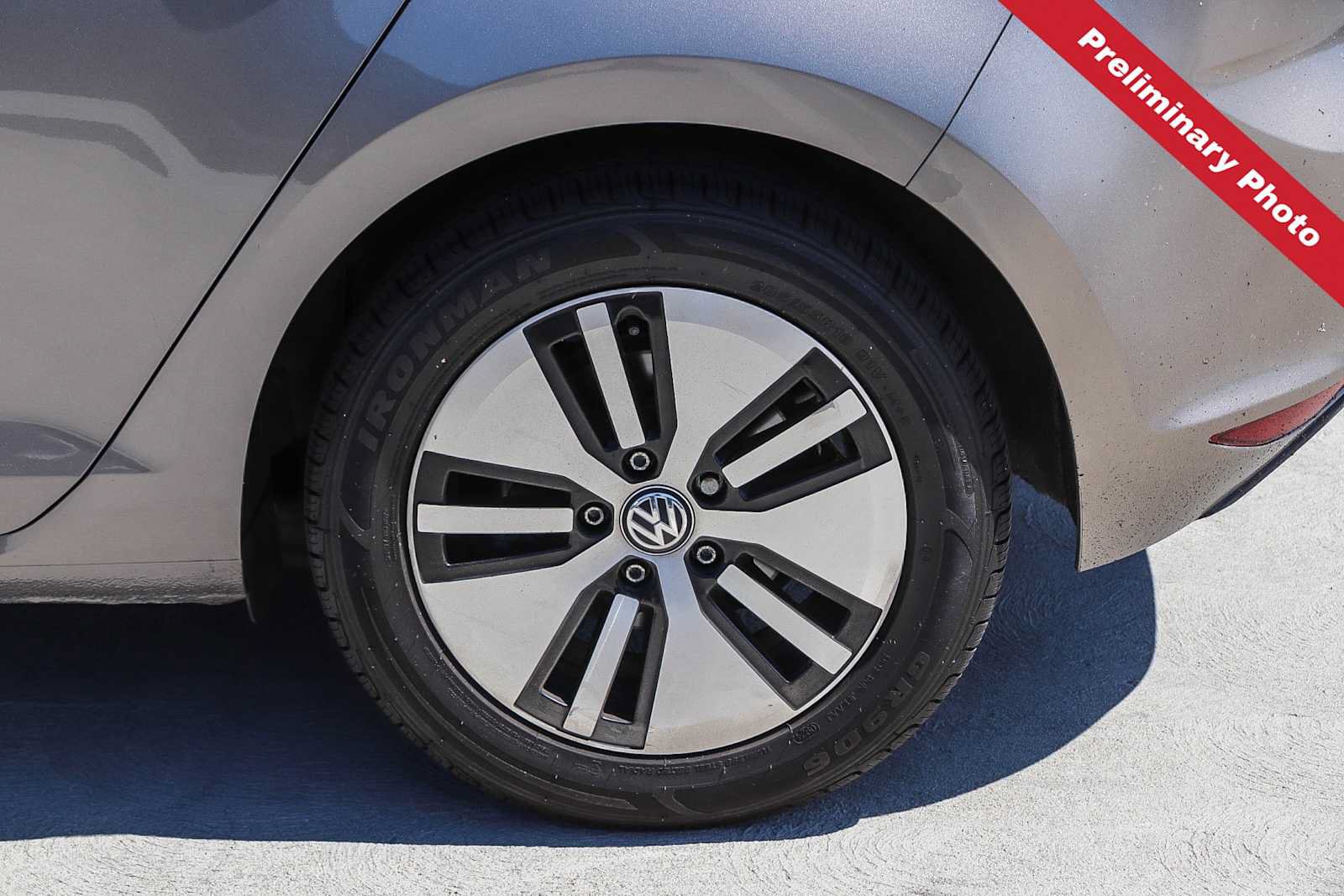 Used 2016 Volkswagen e-Golf SE FWD image 12