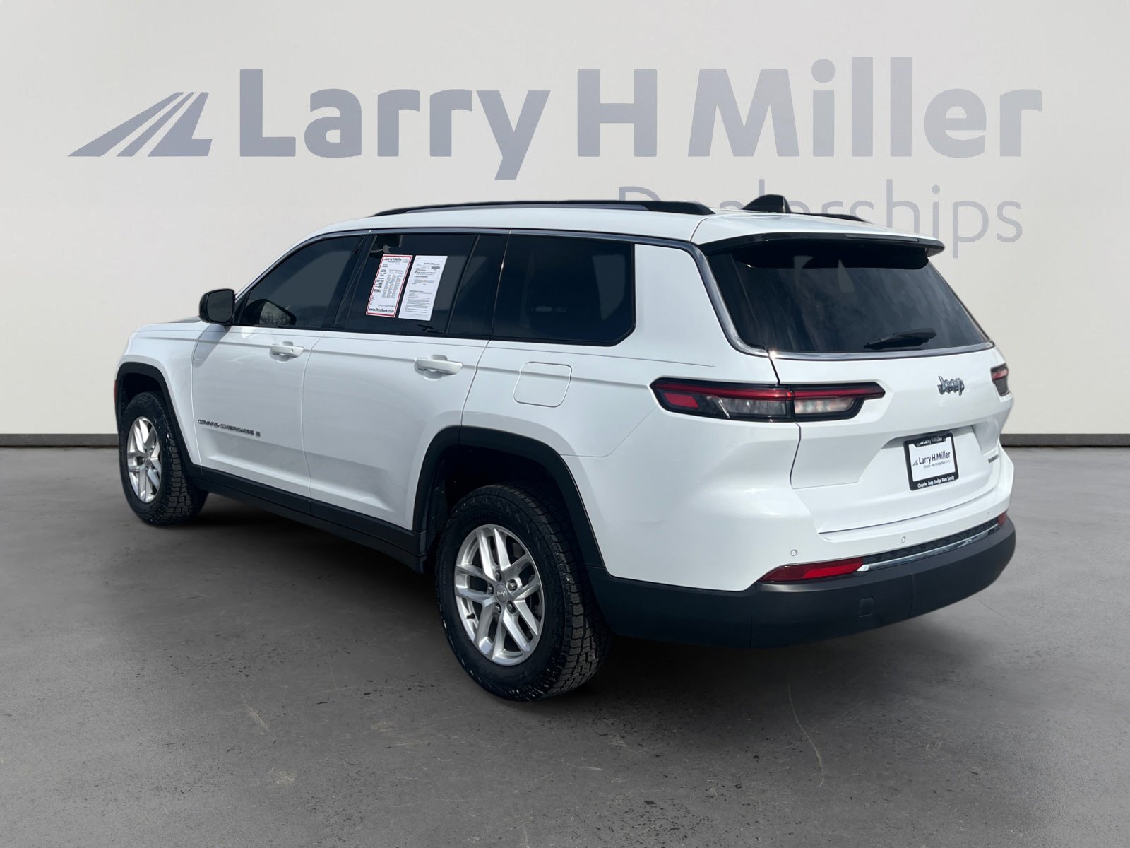 Used 2023 Jeep Grand Cherokee L Laredo image 3