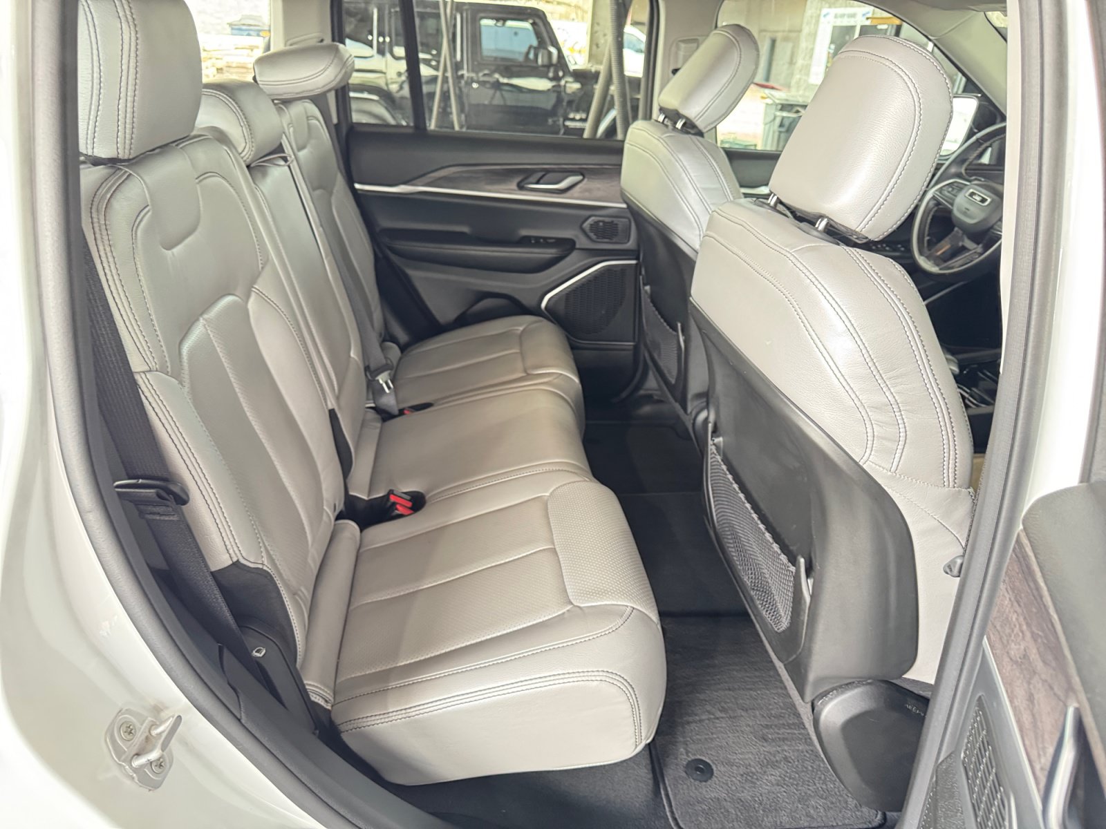 Used 2022 Jeep Grand Cherokee Limited AWD/4WD image 28
