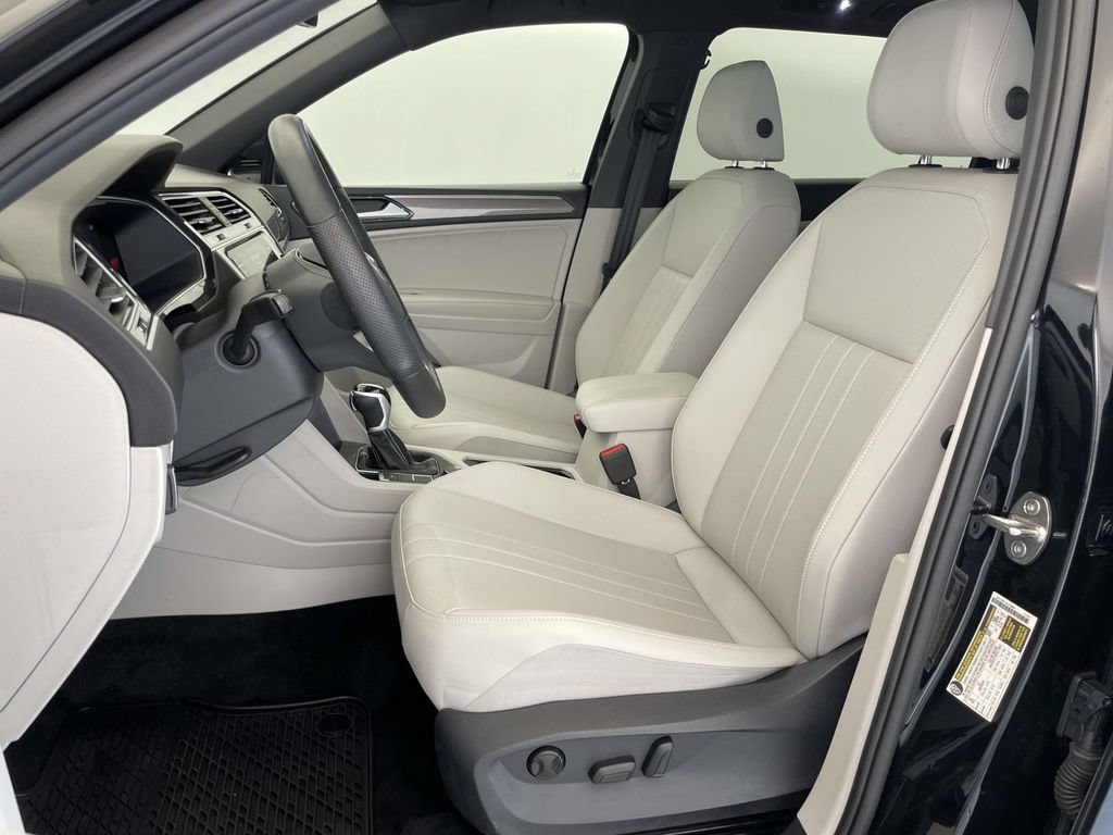 Used 2024 Volkswagen Tiguan SE R-Line AWD/4WD image 5