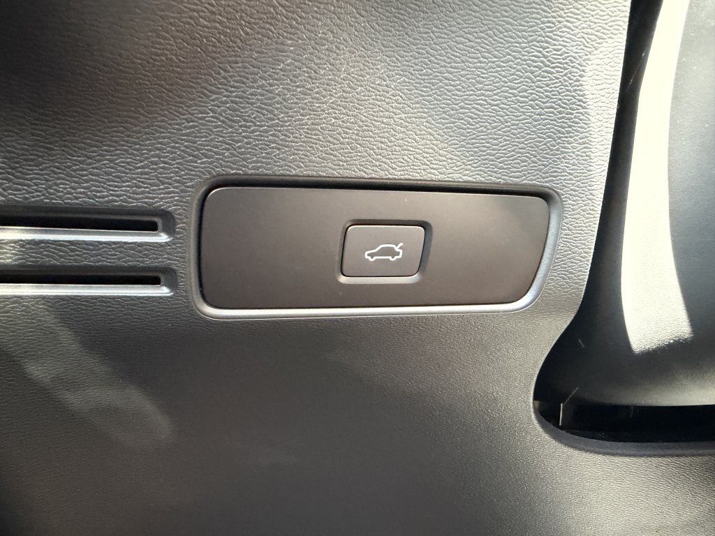 Used 2024 Volvo XC40 Recharge Plus w/ Protection Package Premier RWD image 28