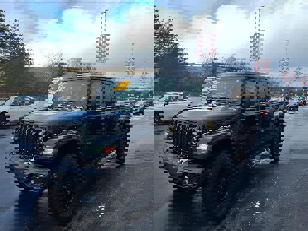 Used 2022 Jeep Gladiator Sport image 3