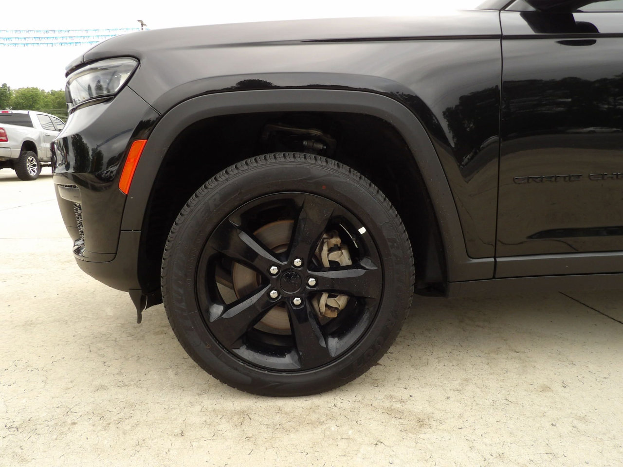 Used 2023 Jeep Grand Cherokee L Laredo image 7