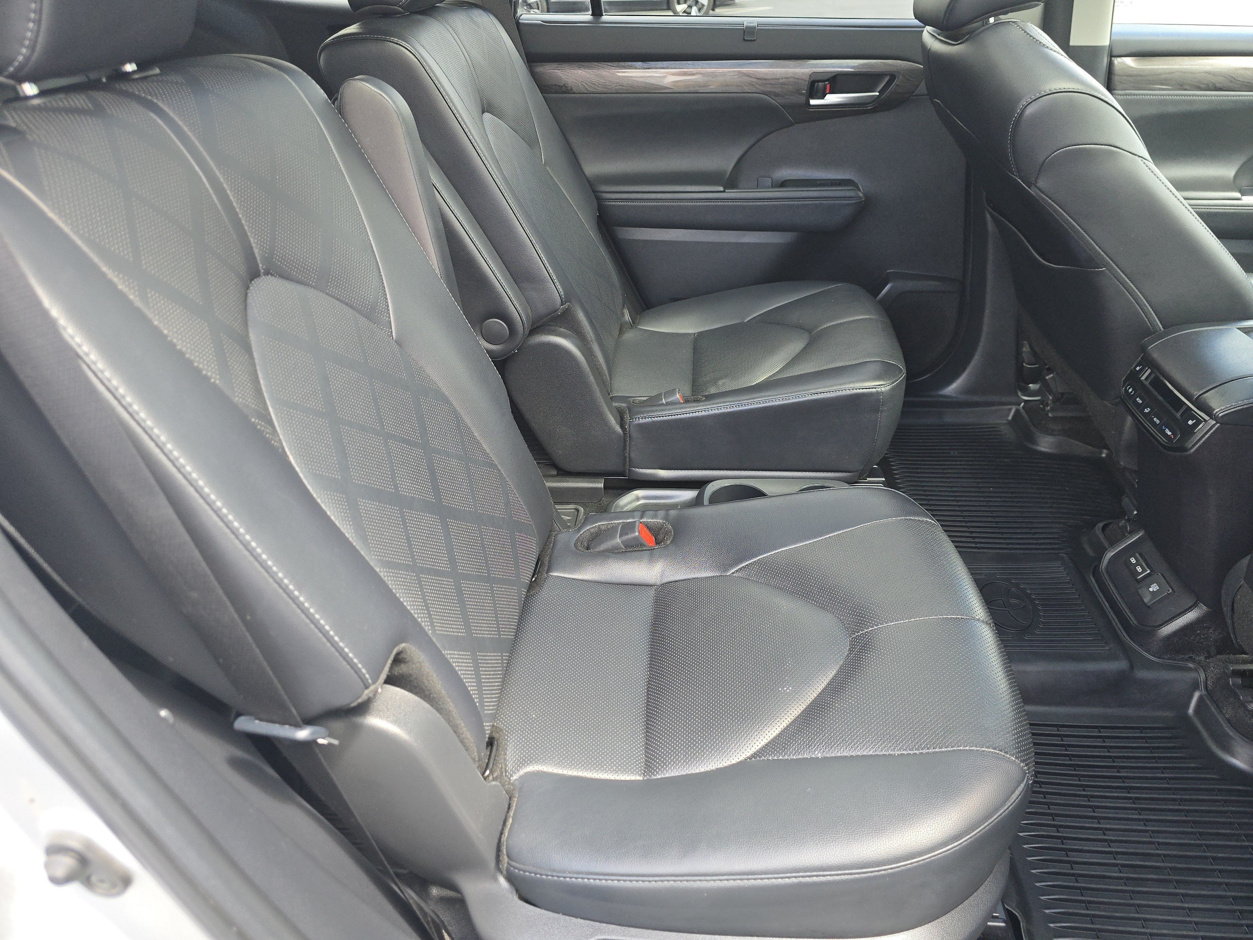 Used 2024 Toyota Highlander Platinum AWD/4WD image 18