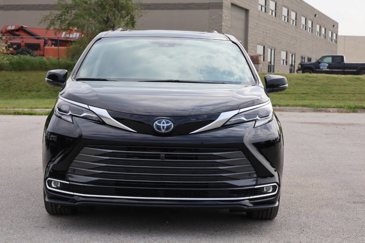 Used 2021 Toyota Sienna Platinum AWD/4WD image 2