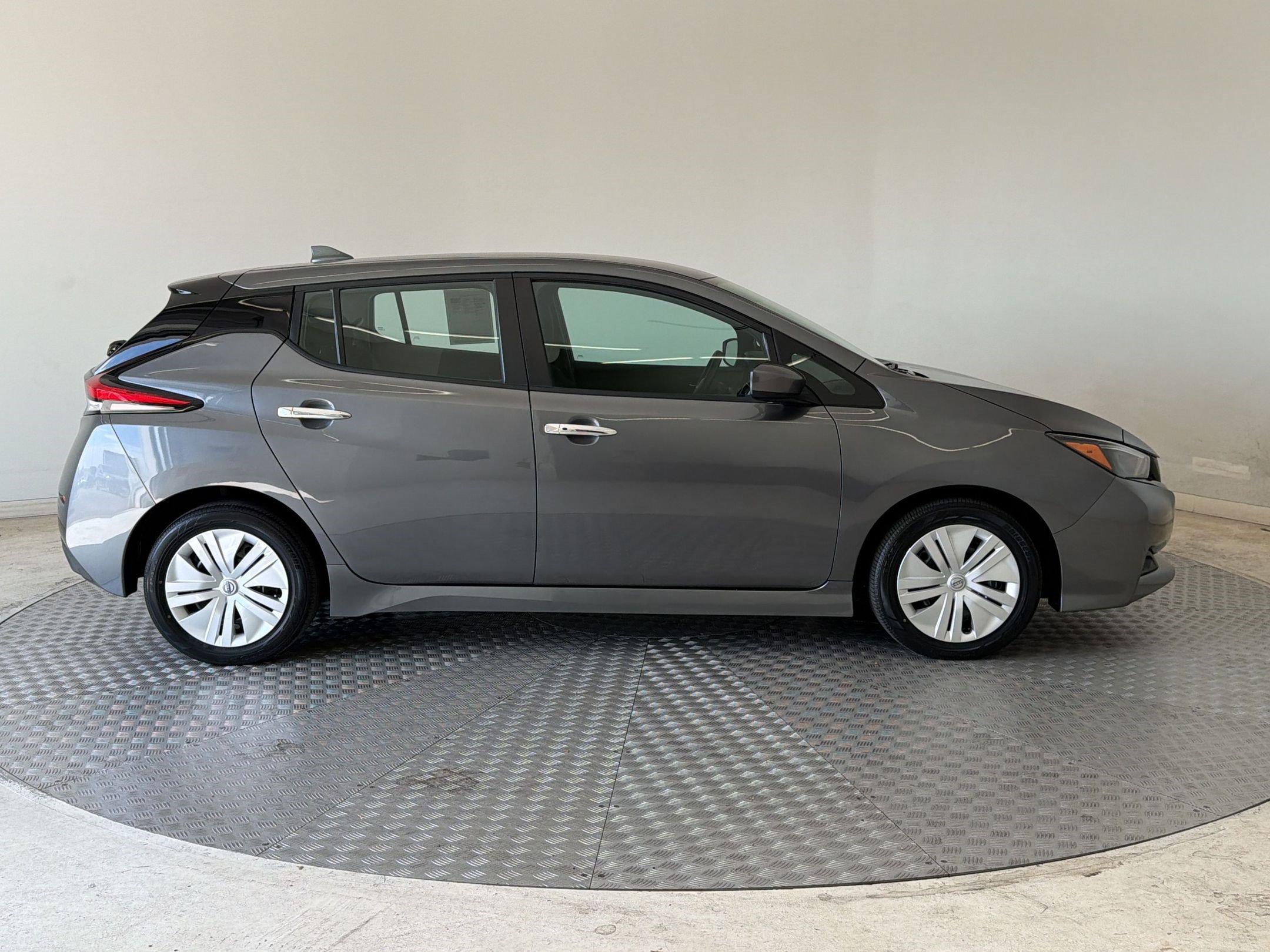 Used 2025 Nissan Leaf S FWD image 8