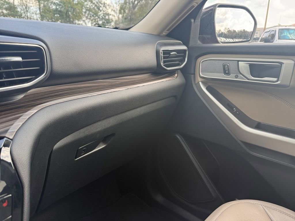 Used 2023 Ford Explorer Limited image 24