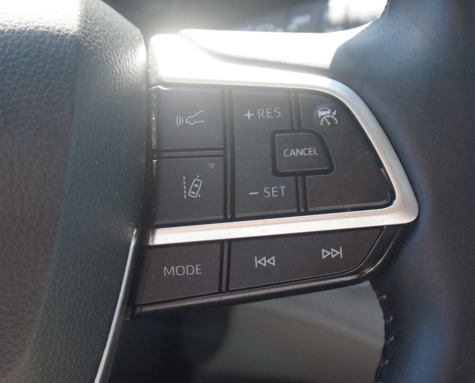 Used 2024 Toyota Highlander Limited FWD image 11