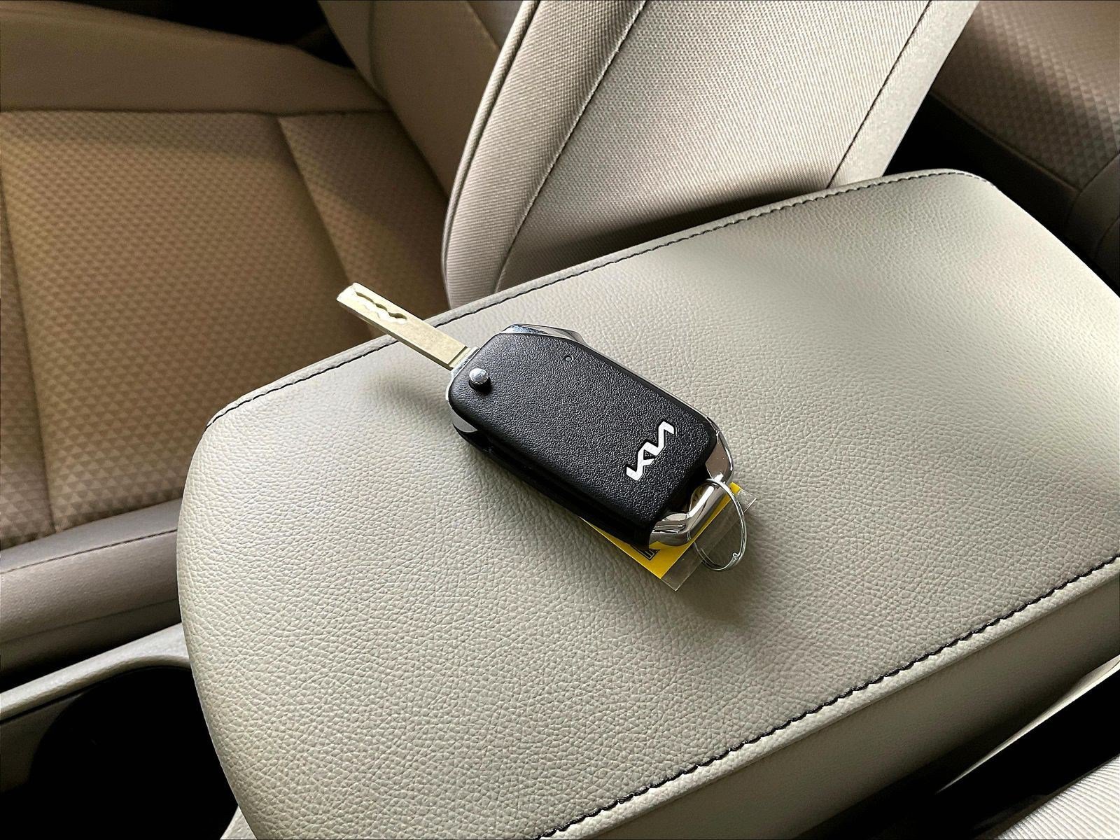 Used 2025 Kia Soul LX w/ LX Technology Package FWD image 31