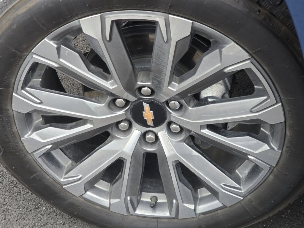 Used 2025 Chevrolet Suburban High Country image 32