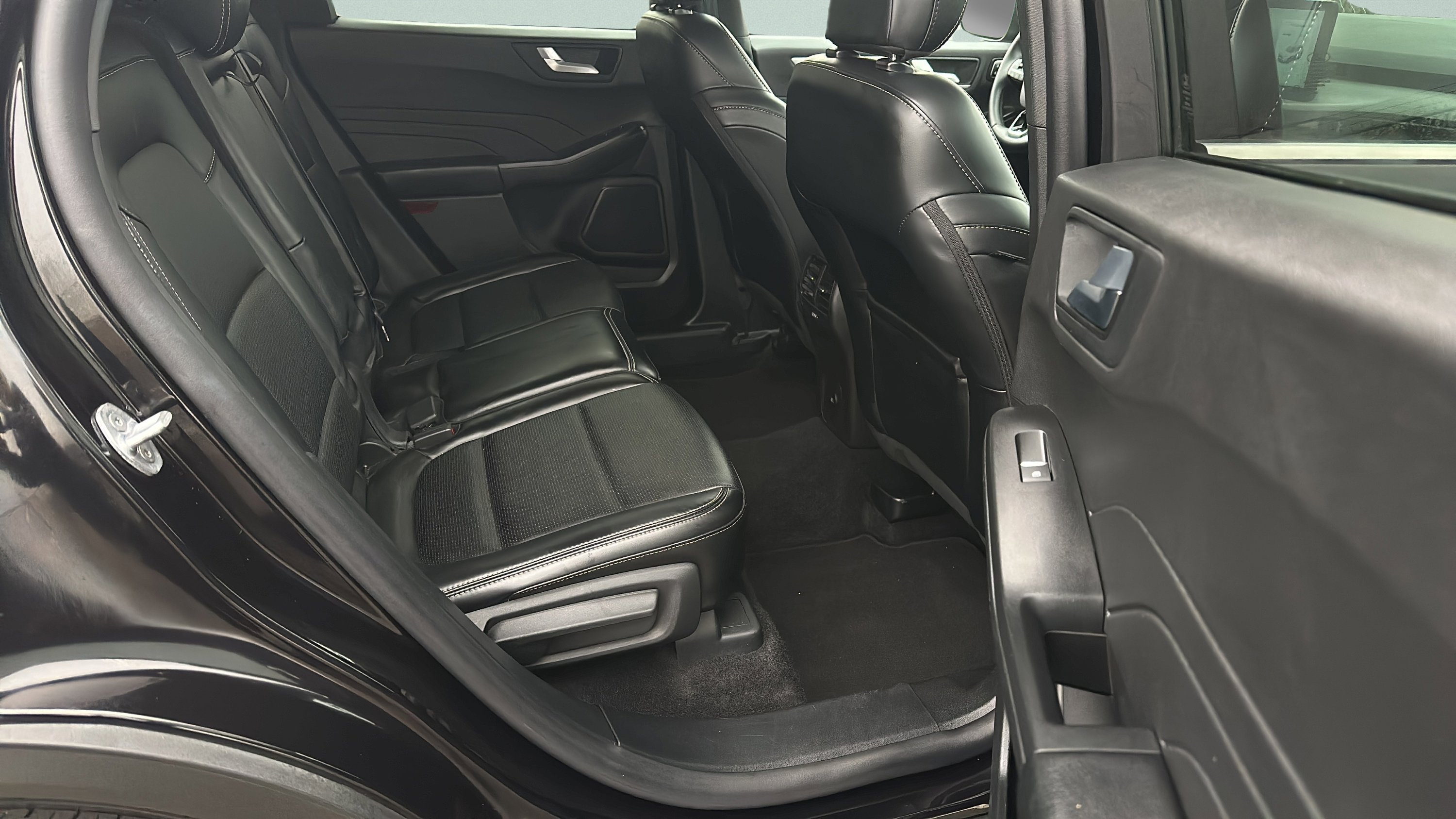 Used 2025 Ford Escape Platinum AWD/4WD image 24