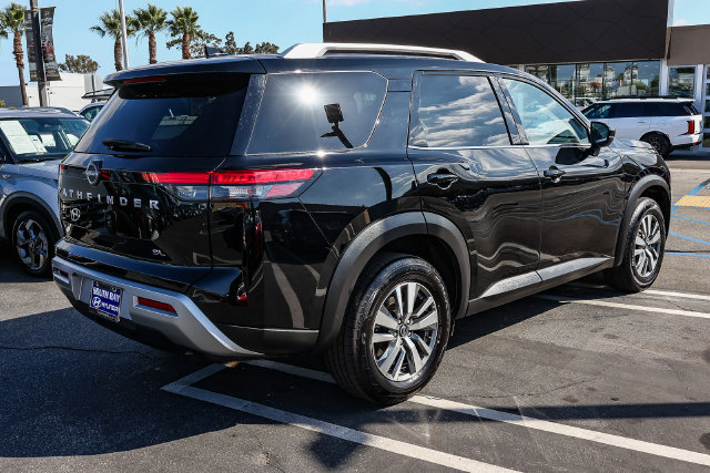 Used 2025 Nissan Pathfinder SL FWD image 6