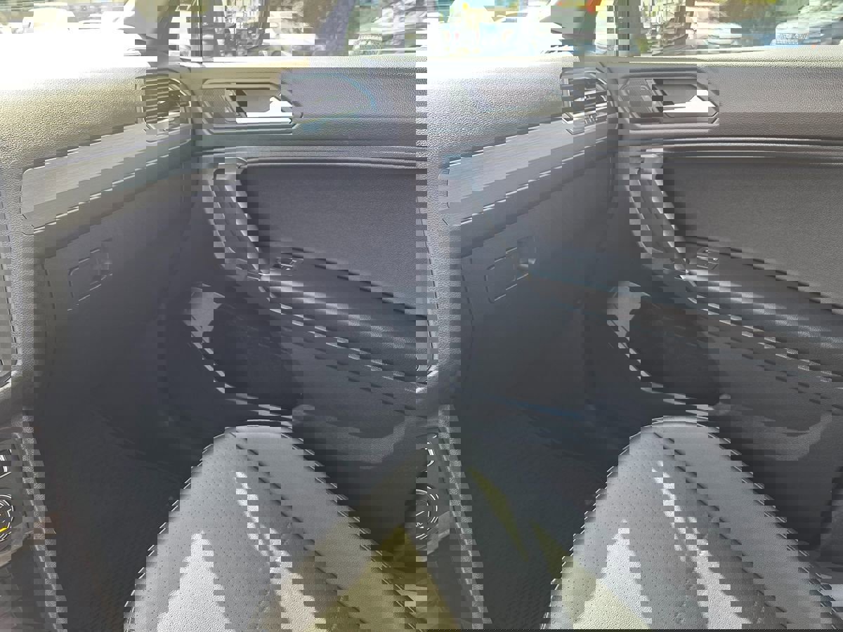 Used 2020 Volkswagen Tiguan SE w/ Panoramic Sunroof Package image 38