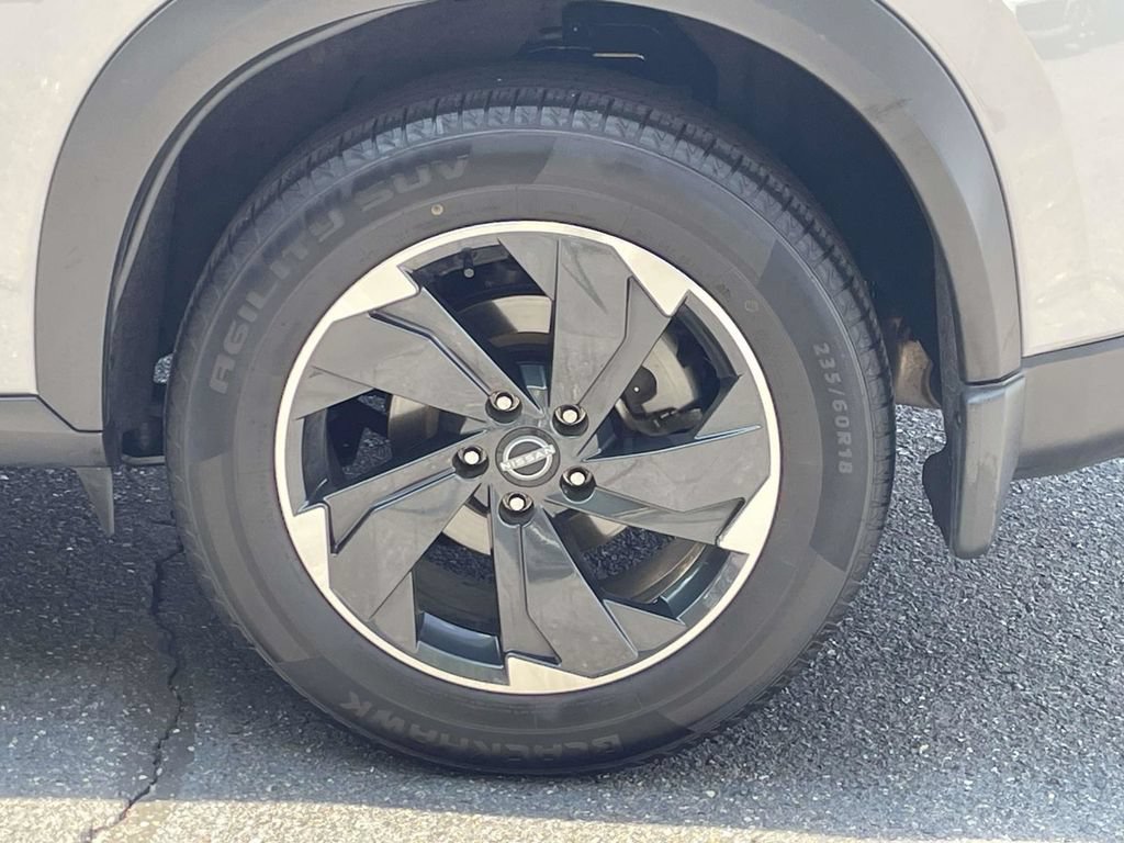 Used 2025 Nissan Rogue SV w/ SV Premium Package FWD image 12