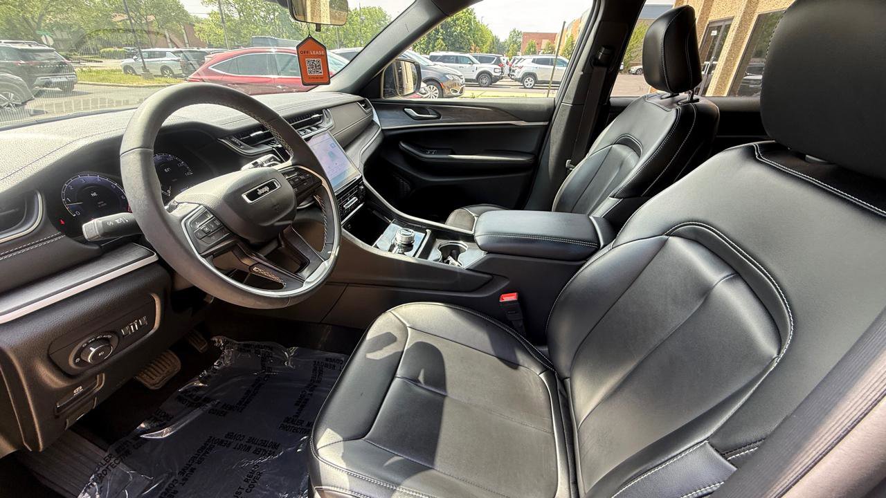 Used 2025 Jeep Grand Cherokee Limited AWD/4WD image 9