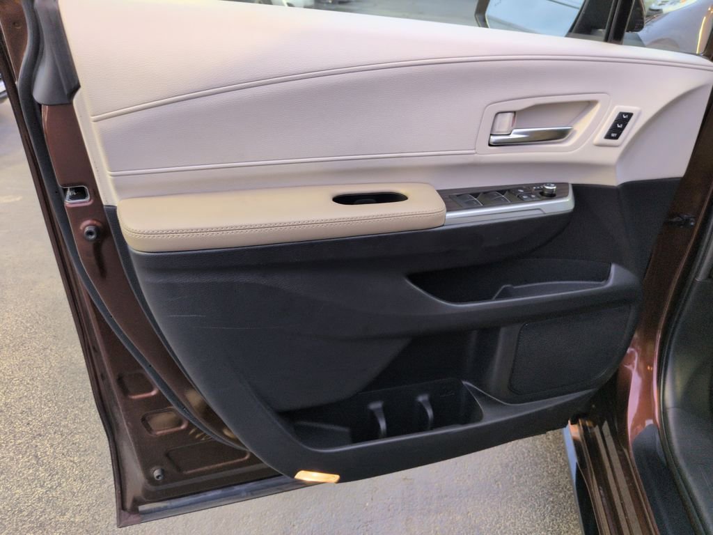 Certified 2024 Toyota Sienna Limited FWD image 10