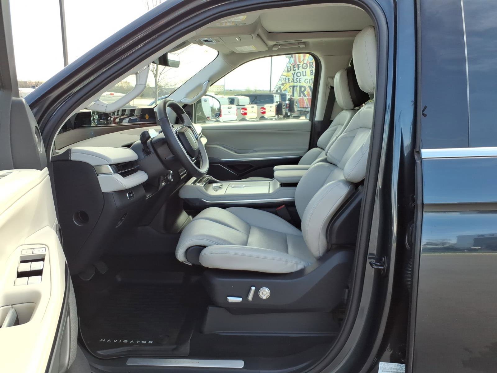 Used 2025 Lincoln Navigator Reserve image 12