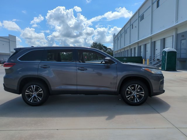 Used 2019 Toyota Highlander Plus FWD image 4