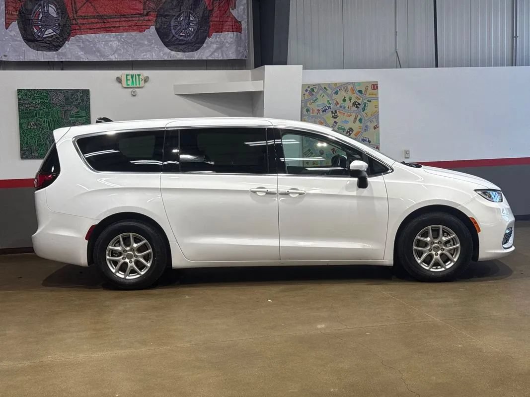 Used 2023 Chrysler Pacifica Touring-L FWD image 17