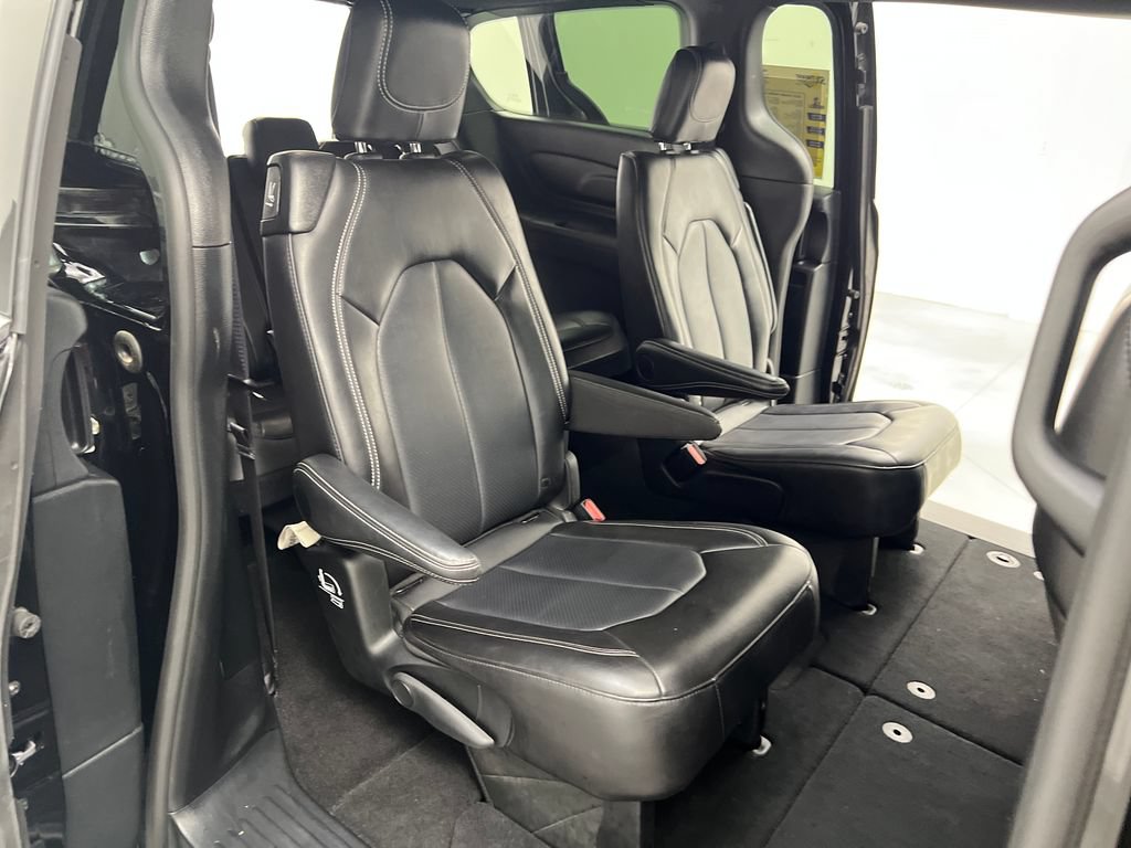 Used 2025 Chrysler Pacifica Select FWD image 29