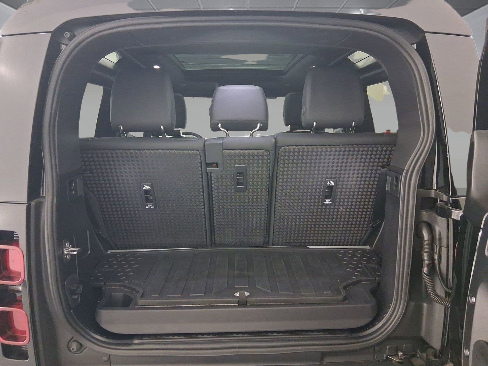 Used 2025 Land Rover Defender 90 S image 28