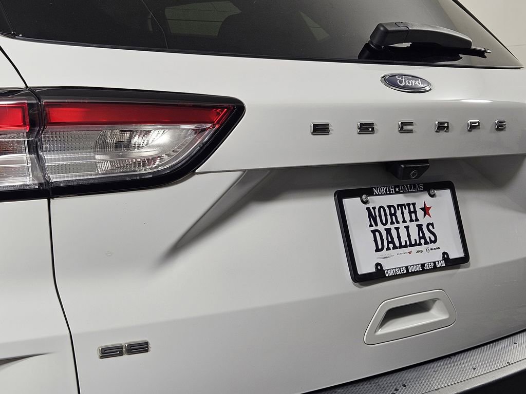 Used 2021 Ford Escape SE w/ SE Sport Appearance Package image 6