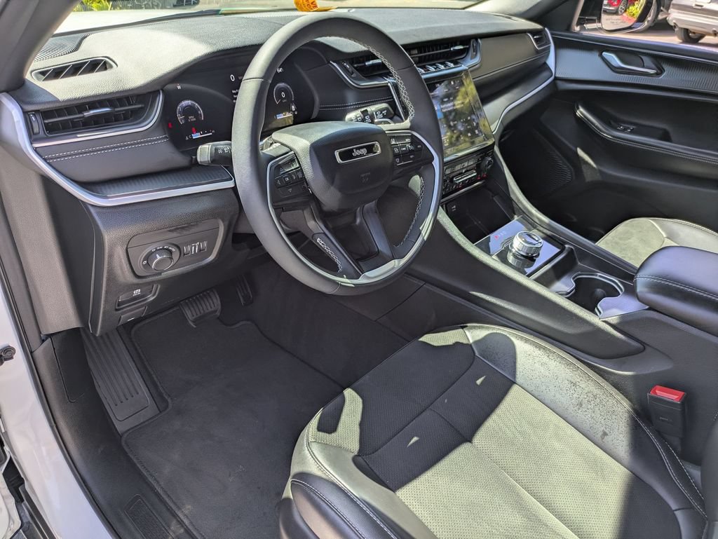 Used 2025 Jeep Grand Cherokee Altitude AWD/4WD image 17