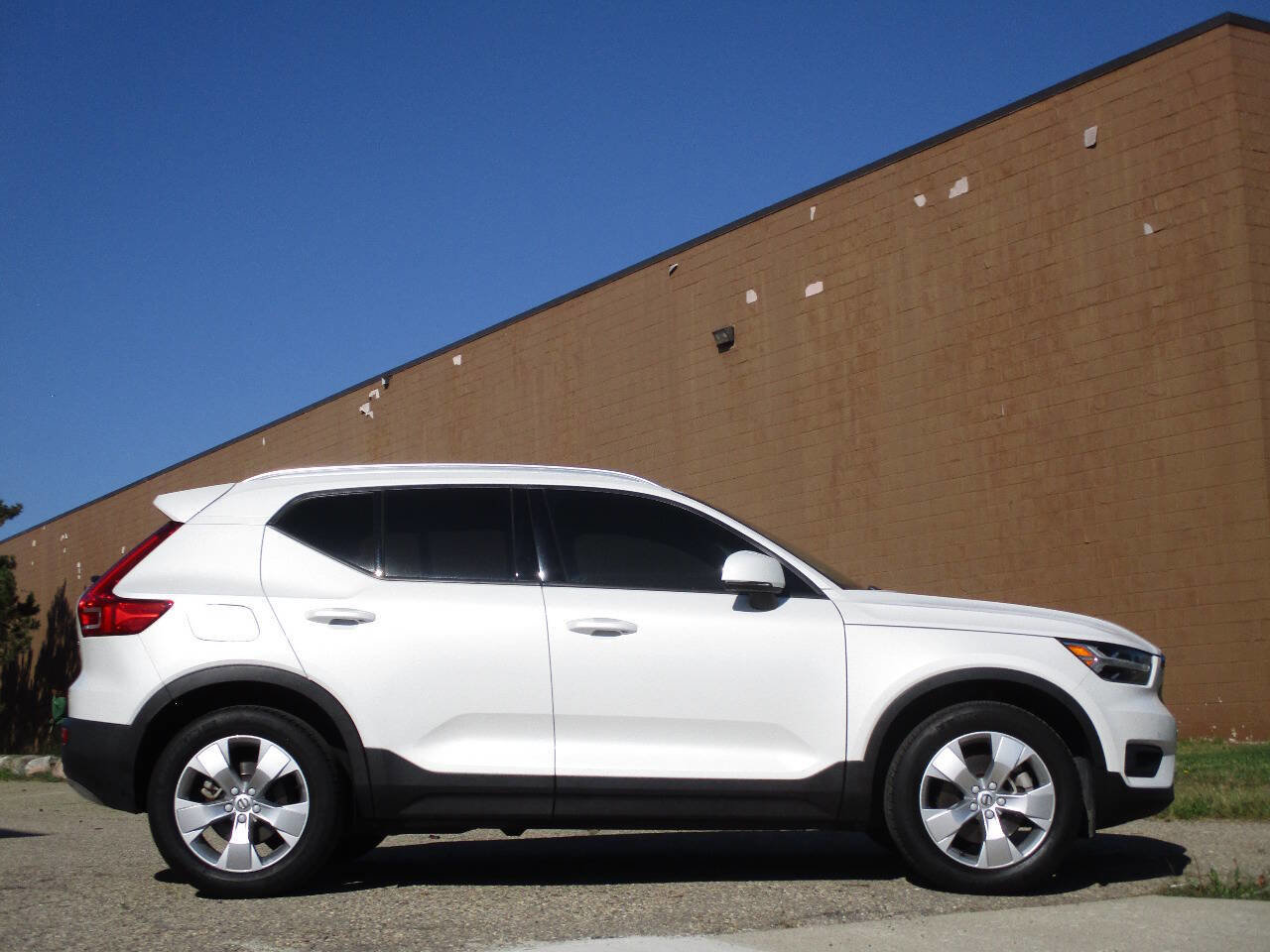 Used 2022 Volvo XC40 T5 Momentum image 9