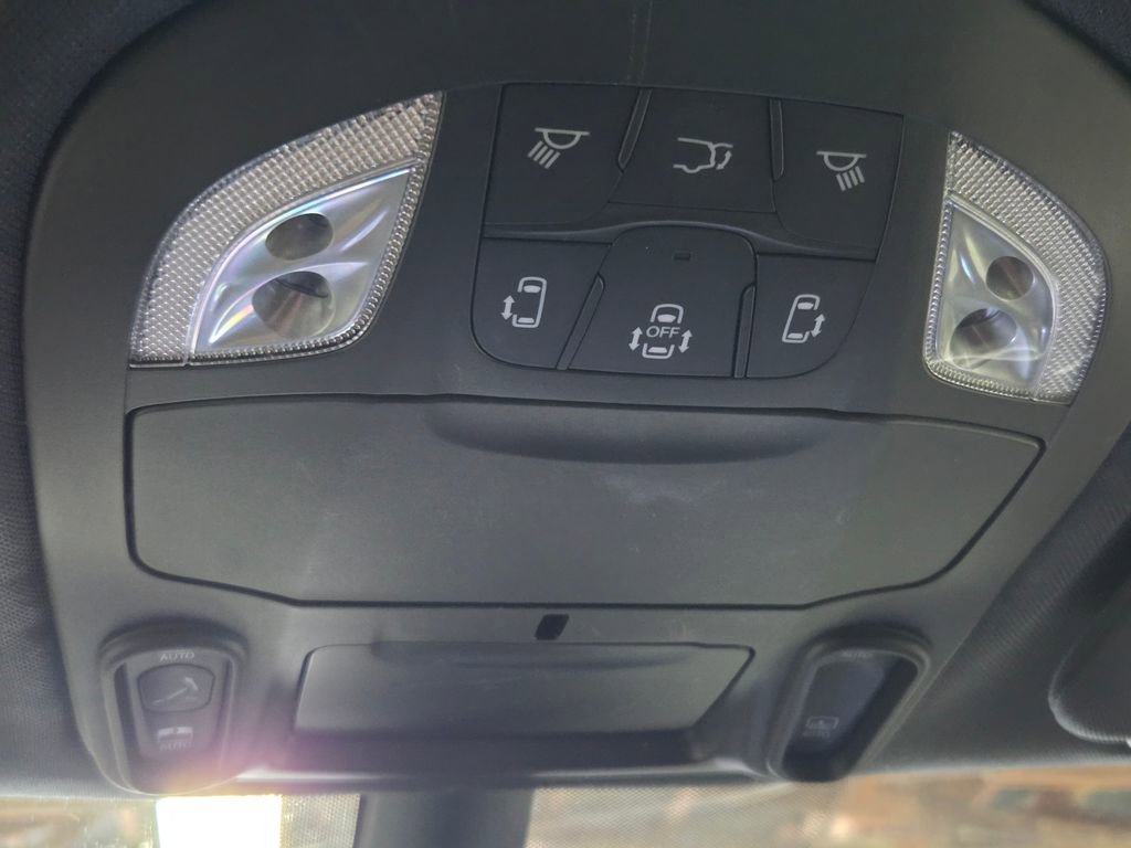 Certified 2025 Chrysler Pacifica Limited image 29