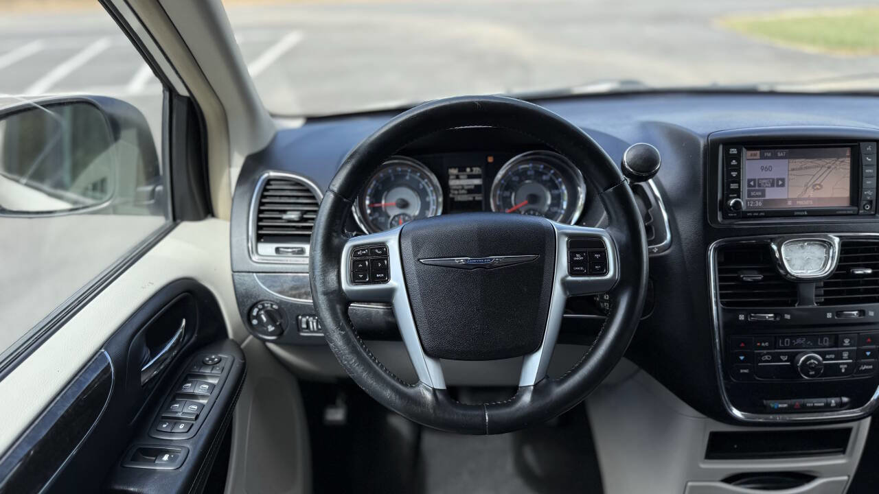 Used 2013 Chrysler Town & Country Touring image 20