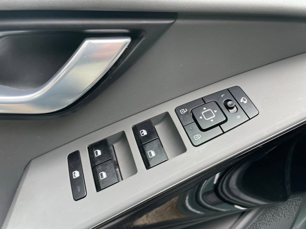 Used 2024 Kia Niro EX Touring FWD image 11