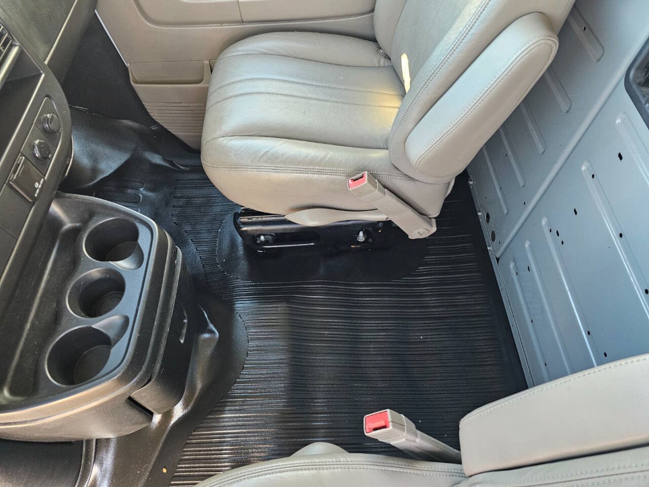 Used 2015 Chevrolet Express 2500 Extended RWD image 34