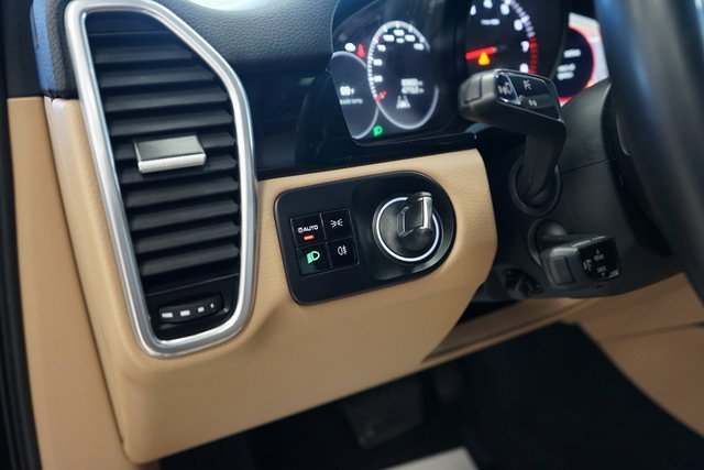 Used 2020 Porsche Cayenne image 31