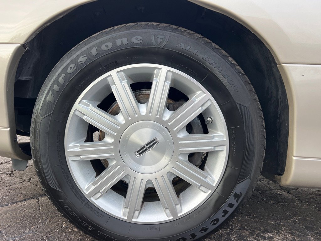 Used 2009 Lincoln Town Car Signature Limited image 32