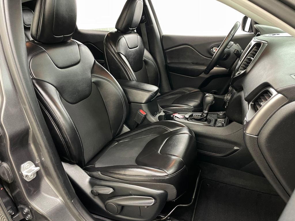 Used 2019 Jeep Cherokee Latitude Plus AWD/4WD image 36