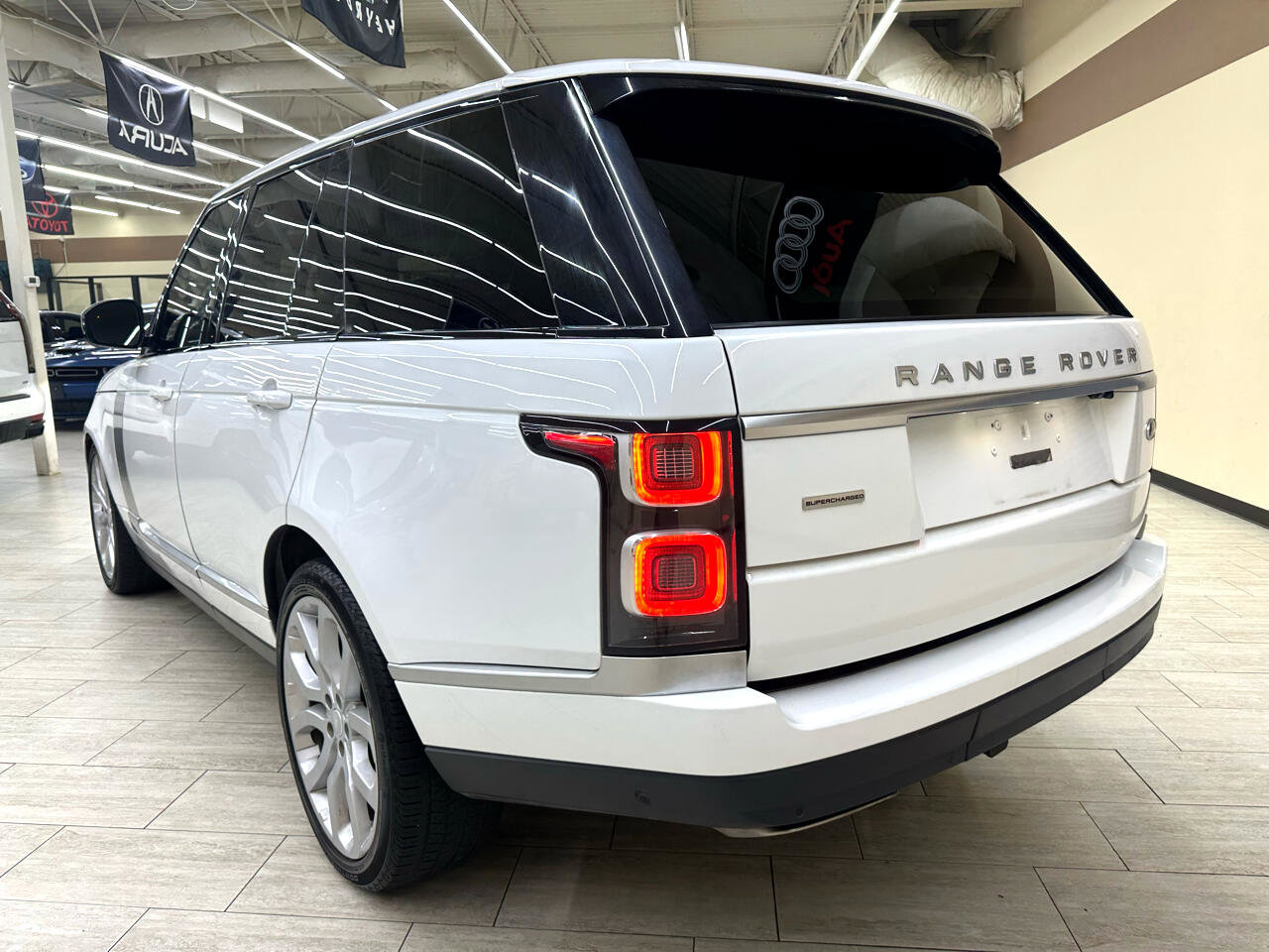 Used 2018 Land Rover Range Rover Supercharged image 8