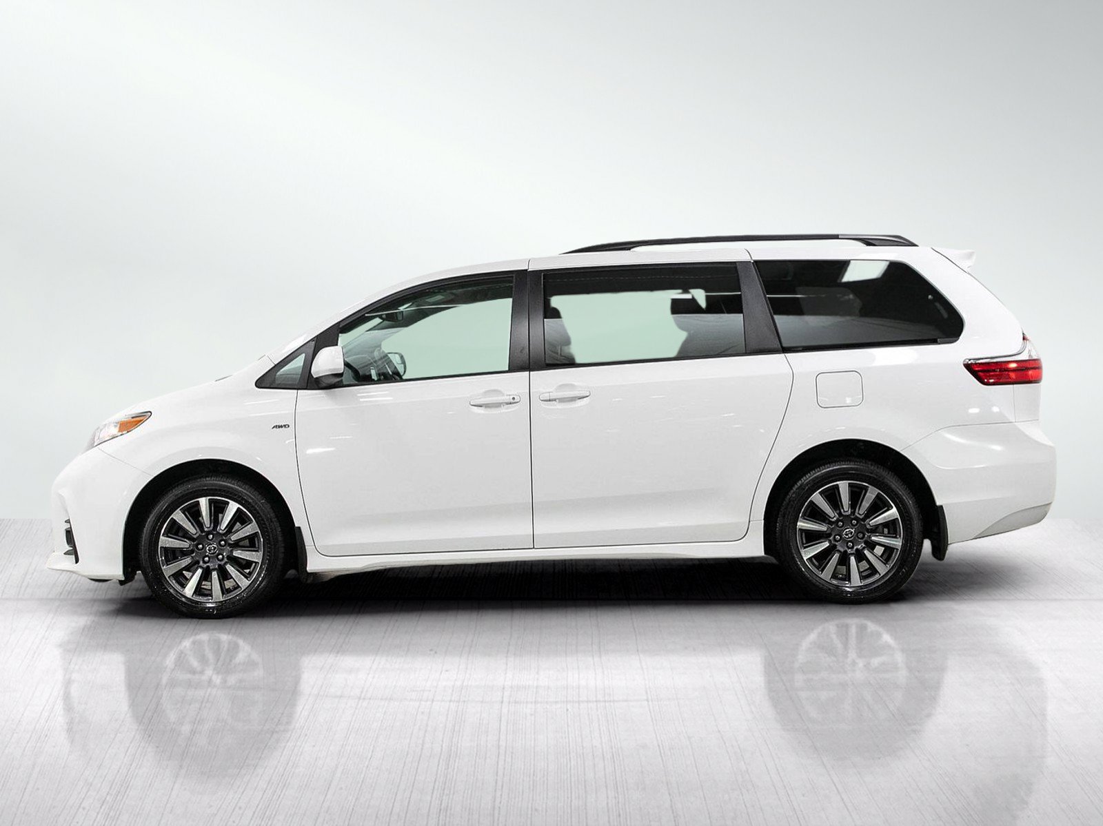 Used 2018 Toyota Sienna LE AWD/4WD image 2