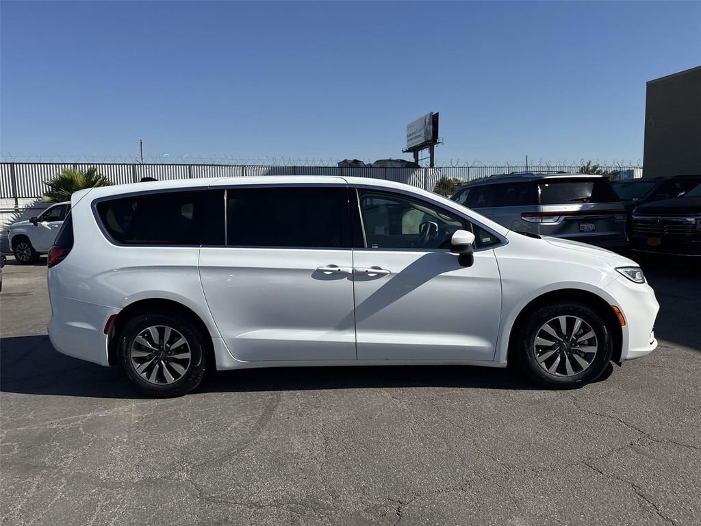 Used 2023 Chrysler Pacifica Touring-L image 2